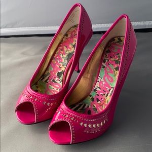 Hot pink Betseyville pumps with gold heart details